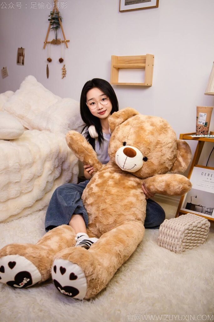 足愉心 NO.027 奶芙（搭配：白色T恤、牛仔長(zhǎng)褲、德訓(xùn)鞋、白色棉襪、裸足）[110P/2V/19.4GB]插圖3