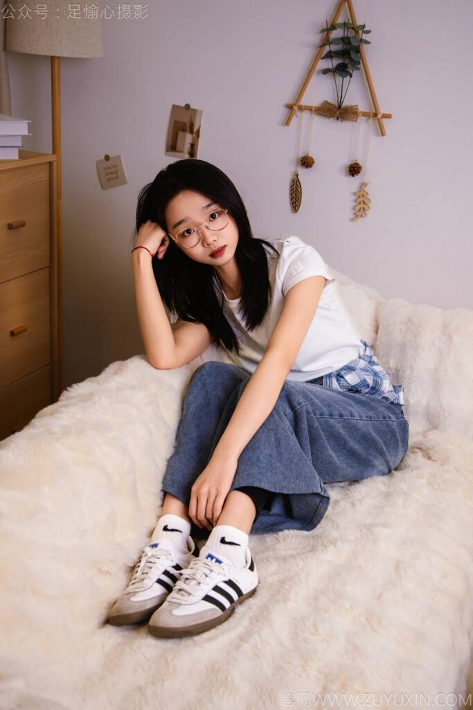 足愉心 NO.027 奶芙（搭配：白色T恤、牛仔長(zhǎng)褲、德訓(xùn)鞋、白色棉襪、裸足）[110P/2V/19.4GB]插圖1