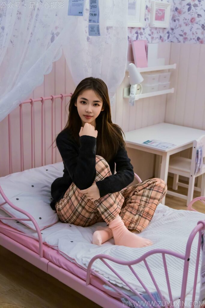 足愉心 NO.032 軟軟（搭配：黑色外套、黃色格子長褲、毛絨拖鞋、粉色棉襪、裸足）[120P/2V/11.4GB]插圖1