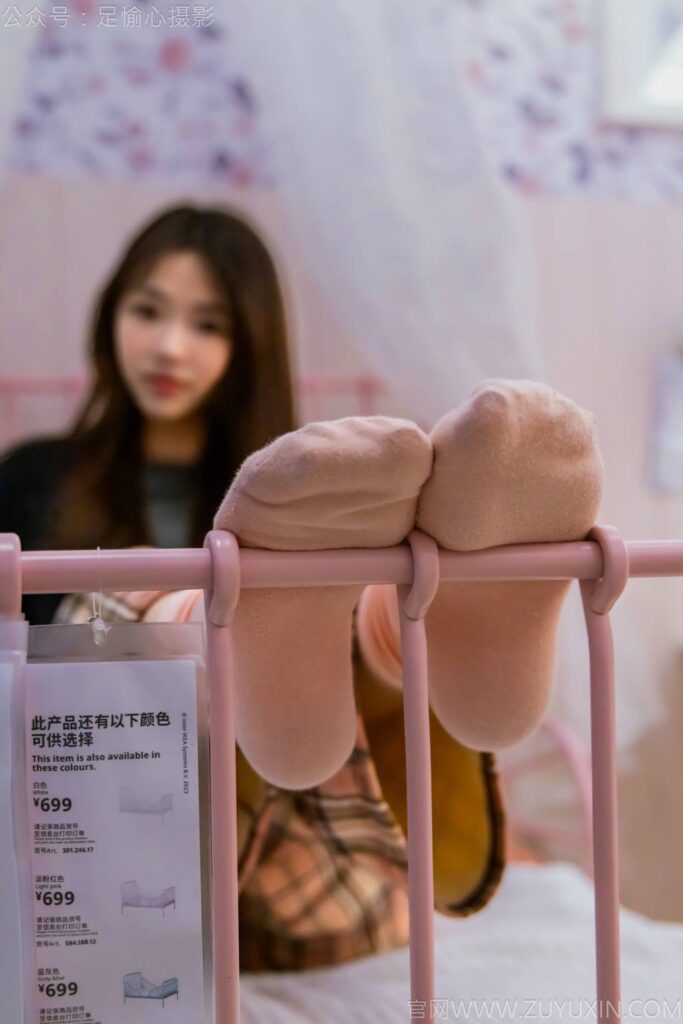 足愉心 NO.032 軟軟（搭配：黑色外套、黃色格子長褲、毛絨拖鞋、粉色棉襪、裸足）[120P/2V/11.4GB]插圖2