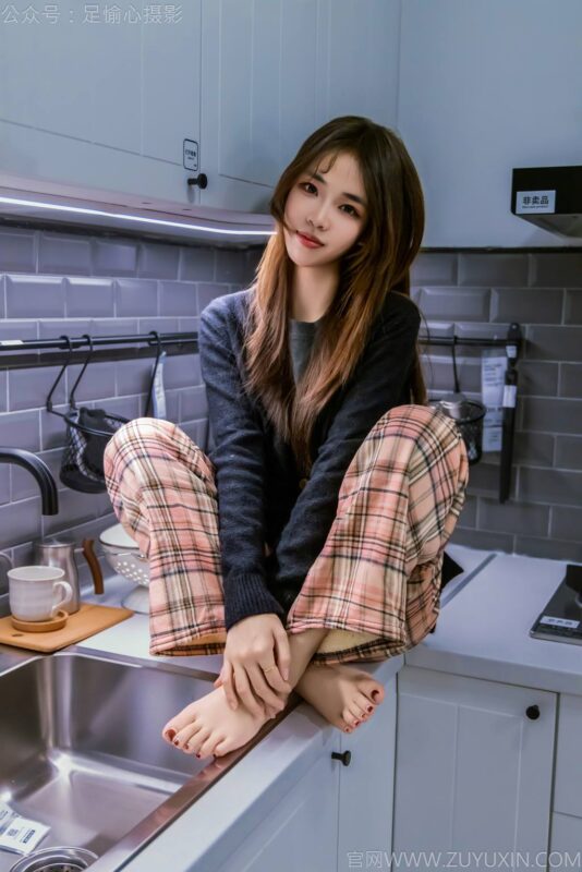 足愉心 NO.032 軟軟（搭配：黑色外套、黃色格子長(zhǎng)褲、毛絨拖鞋、粉色棉襪、裸足）[120P/2V/11.4GB]-無料攝影圈