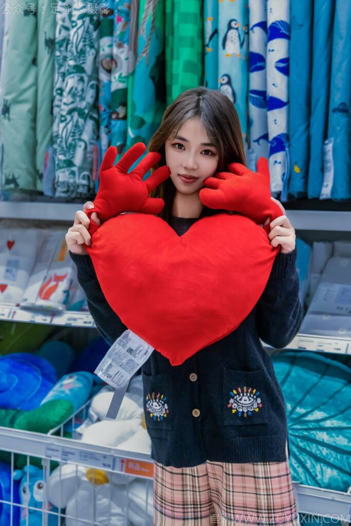 足愉心 NO.032 軟軟（搭配：黑色外套、黃色格子長褲、毛絨拖鞋、粉色棉襪、裸足）[120P/2V/11.4GB]插圖3