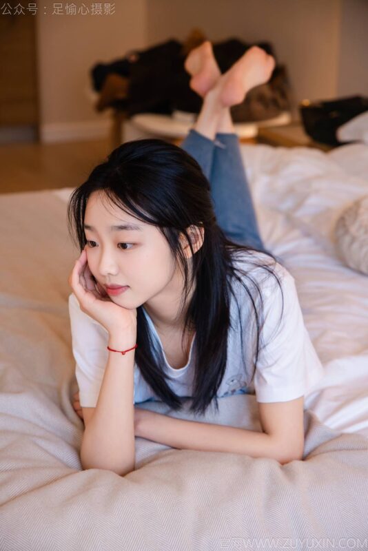 足愉心 NO.035 奶芙（搭配：白T恤、牛仔褲、運(yùn)動(dòng)鞋、白色棉襪、裸足）[115P/2V/19.2GB]-無料攝影圈