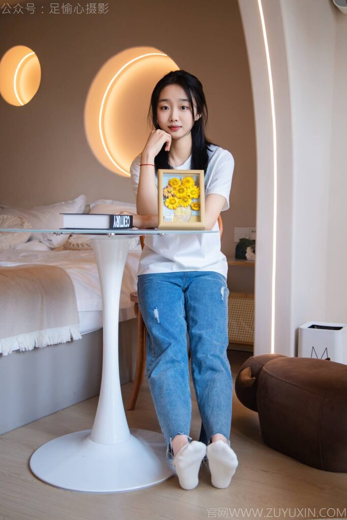 足愉心 NO.035 奶芙（搭配：白T恤、牛仔褲、運(yùn)動(dòng)鞋、白色棉襪、裸足）[115P/2V/19.2GB]插圖3