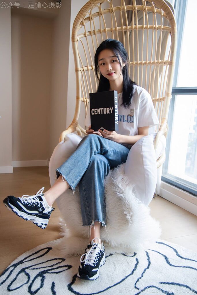 足愉心 NO.035 奶芙（搭配：白T恤、牛仔褲、運(yùn)動(dòng)鞋、白色棉襪、裸足）[115P/2V/19.2GB]插圖2
