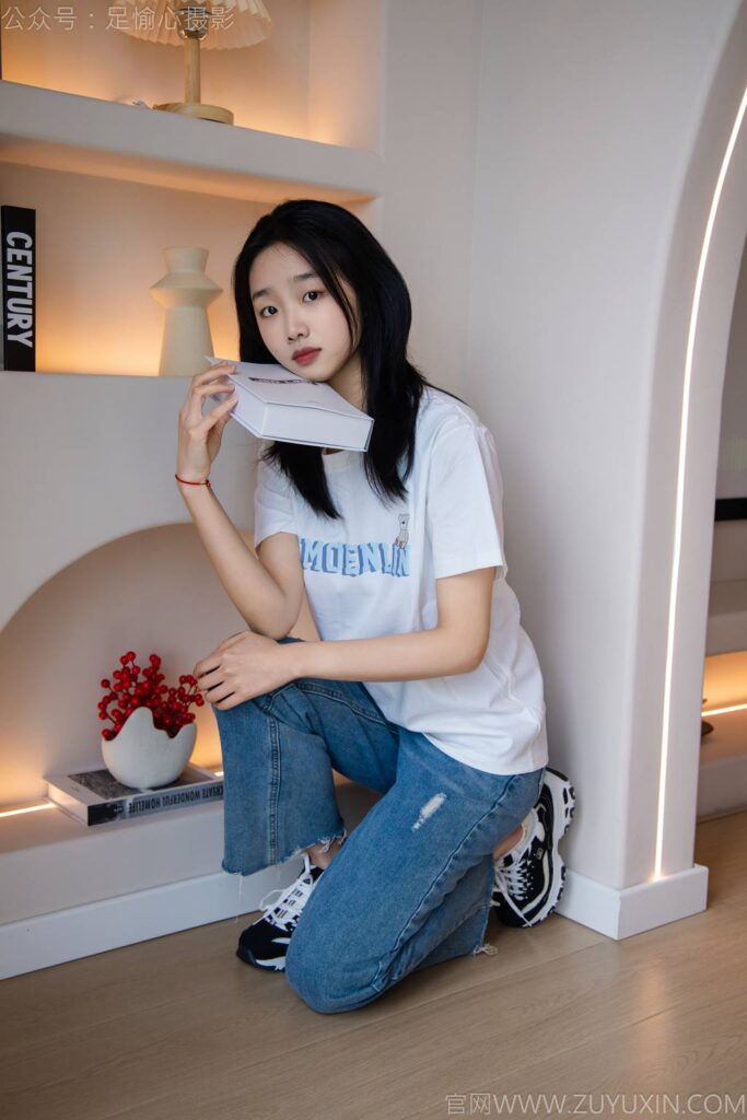 足愉心 NO.035 奶芙（搭配：白T恤、牛仔褲、運(yùn)動(dòng)鞋、白色棉襪、裸足）[115P/2V/19.2GB]插圖1