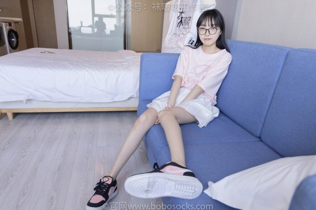 [BoBoSocks襪啵啵]NO.091 稚予-板鞋、淡粉色船襪、黑色船襪、裸足[148P/1V/6.22GB]插圖2