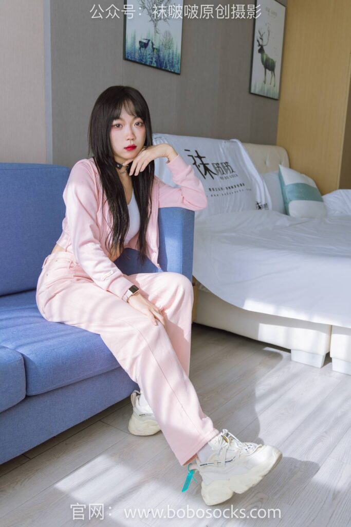 [BoBoSocks襪啵啵]NO.141 周周-運(yùn)動(dòng)鞋、白棉襪、裸足[140P/1V/5.57GB]插圖2