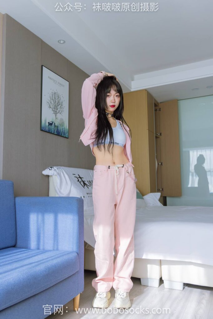 [BoBoSocks襪啵啵]NO.141 周周-運(yùn)動(dòng)鞋、白棉襪、裸足[140P/1V/5.57GB]插圖