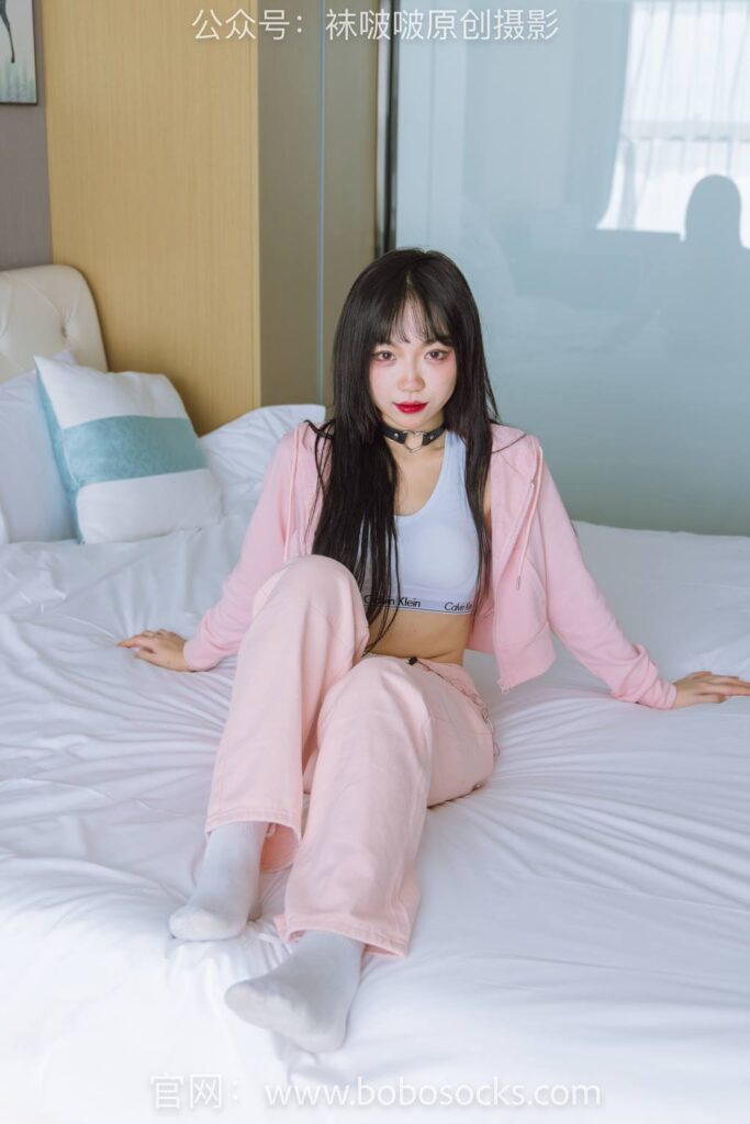 [BoBoSocks襪啵啵]NO.141 周周-運(yùn)動(dòng)鞋、白棉襪、裸足[140P/1V/5.57GB]插圖3