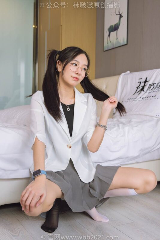 [BoBoSocks襪啵啵]NO.253 小甜豆-兩雙高跟鞋、一只腳小腿白絲、一只腳小腿黑絲[220P/1V/7.06GB]-無料攝影圈