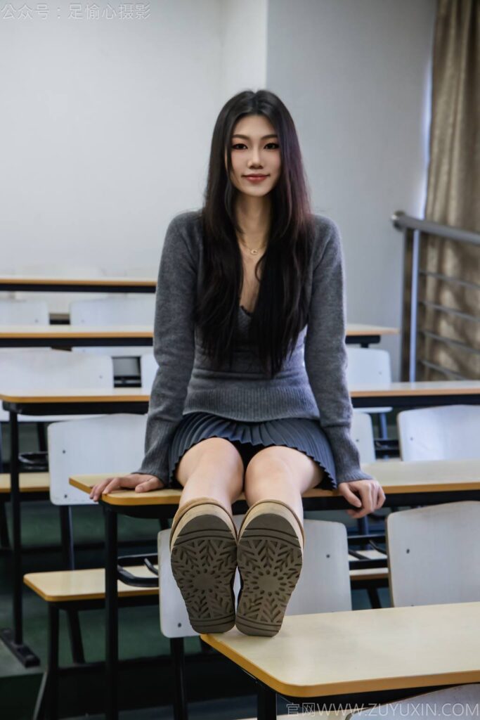 足愉心 NO.042 萱萱（搭配：灰色毛衫、黑色短裙、松糕鞋、白色棉襪、裸足）[110P/2V/10.5GB]插圖2