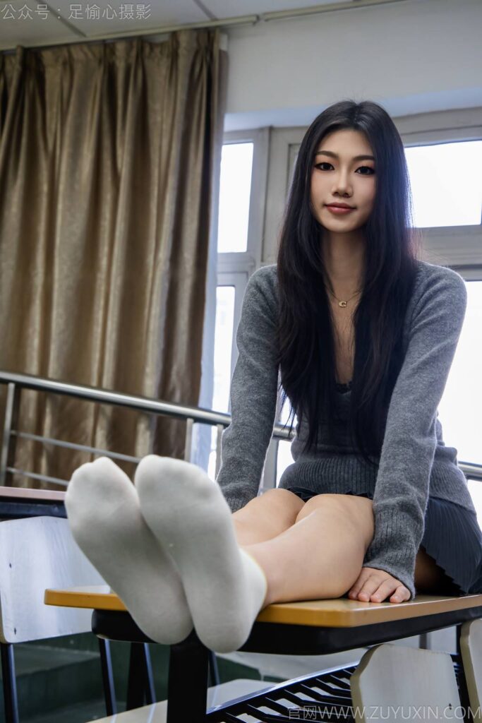足愉心 NO.042 萱萱（搭配：灰色毛衫、黑色短裙、松糕鞋、白色棉襪、裸足）[110P/2V/10.5GB]插圖3