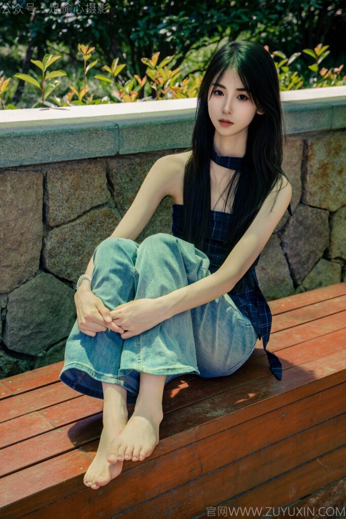 足愉心 NO.049 小瑤（搭配：藍(lán)色格子吊帶、牛仔長(zhǎng)褲、白棉襪、洞洞鞋、裸足）[120P/2V/10.7GB]插圖
