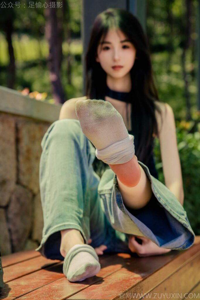 足愉心 NO.049 小瑤（搭配：藍(lán)色格子吊帶、牛仔長(zhǎng)褲、白棉襪、洞洞鞋、裸足）[120P/2V/10.7GB]插圖3