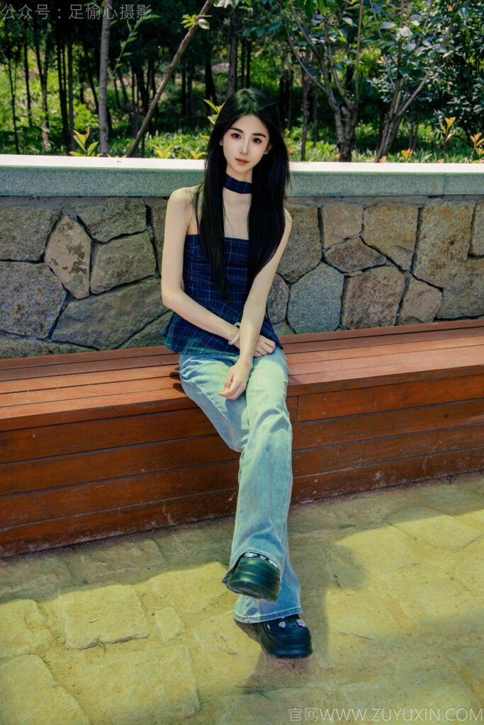 足愉心 NO.049 小瑤（搭配：藍(lán)色格子吊帶、牛仔長(zhǎng)褲、白棉襪、洞洞鞋、裸足）[120P/2V/10.7GB]插圖1