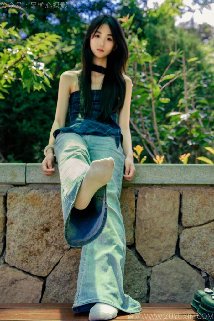 足愉心 NO.049 小瑤（搭配：藍(lán)色格子吊帶、牛仔長(zhǎng)褲、白棉襪、洞洞鞋、裸足）[120P/2V/10.7GB]插圖2