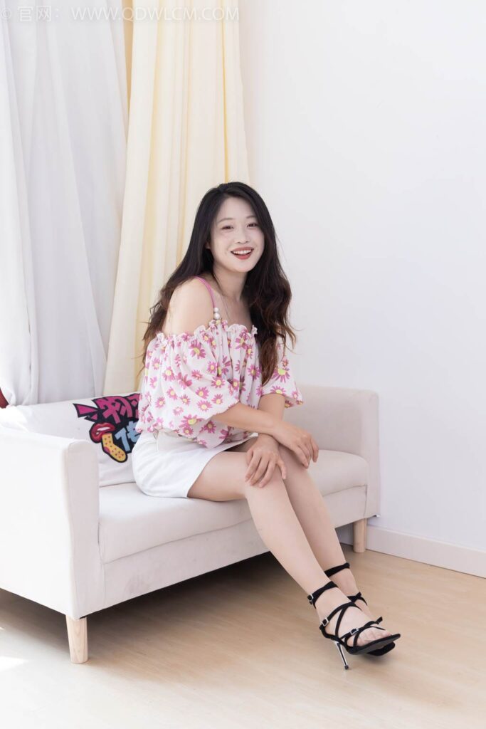 物戀傳媒 NO.2437 小紫-兩雙高跟涼鞋、薄肉絲、裸足[160P/1V/6.42GB]插圖2