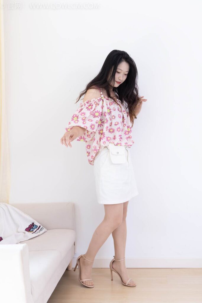 物戀傳媒 NO.2437 小紫-兩雙高跟涼鞋、薄肉絲、裸足[160P/1V/6.42GB]插圖1