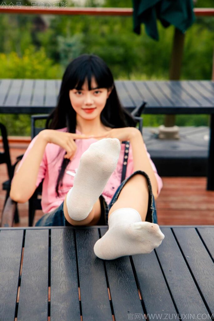 足愉心 NO.050 阿月（搭配：粉色T恤、牛仔短褲、白棉襪、德訓(xùn)鞋、裸足）[110P/2V/10.7GB]插圖2