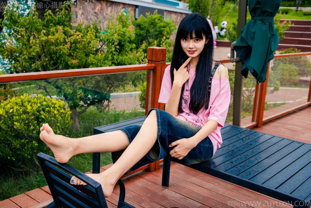 足愉心 NO.050 阿月（搭配：粉色T恤、牛仔短褲、白棉襪、德訓(xùn)鞋、裸足）[110P/2V/10.7GB]插圖3