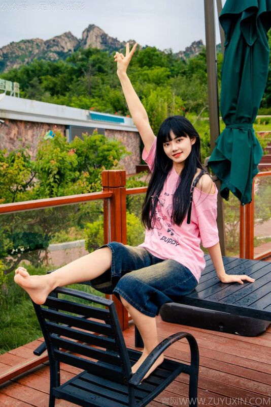 足愉心 NO.050 阿月（搭配：粉色T恤、牛仔短褲、白棉襪、德訓(xùn)鞋、裸足）[110P/2V/10.7GB]-無料攝影圈