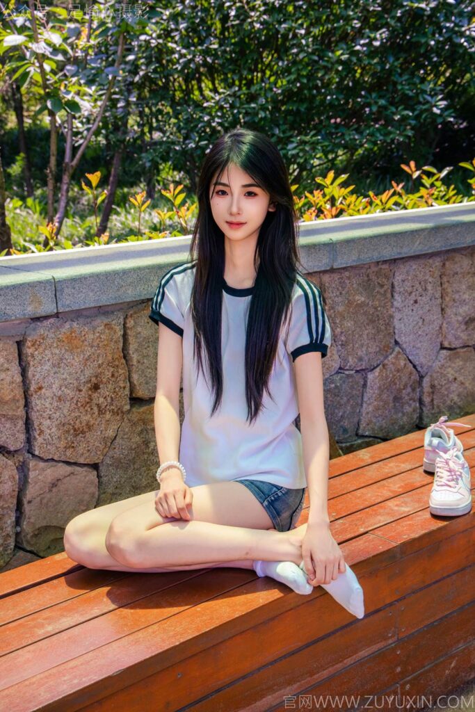 足愉心 NO.051 小瑤（搭配：T恤、牛仔短褲、白棉襪、帆布鞋、裸足）[115P/2V/12.9GB]插圖3