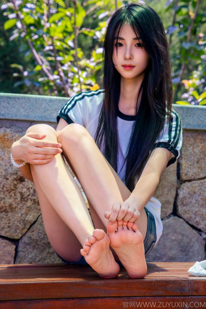 足愉心 NO.051 小瑤（搭配：T恤、牛仔短褲、白棉襪、帆布鞋、裸足）[115P/2V/12.9GB]插圖