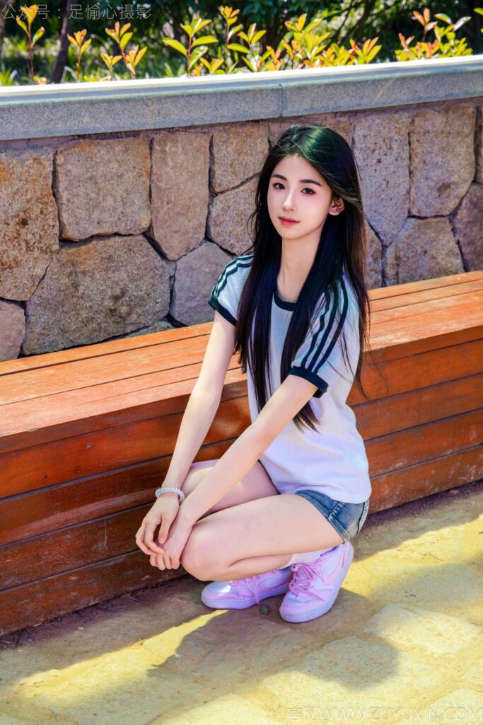 足愉心 NO.051 小瑤（搭配：T恤、牛仔短褲、白棉襪、帆布鞋、裸足）[115P/2V/12.9GB]插圖1