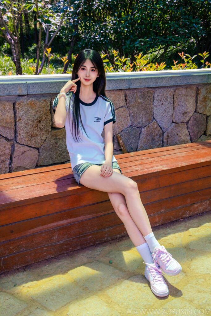 足愉心 NO.051 小瑤（搭配：T恤、牛仔短褲、白棉襪、帆布鞋、裸足）[115P/2V/12.9GB]插圖2