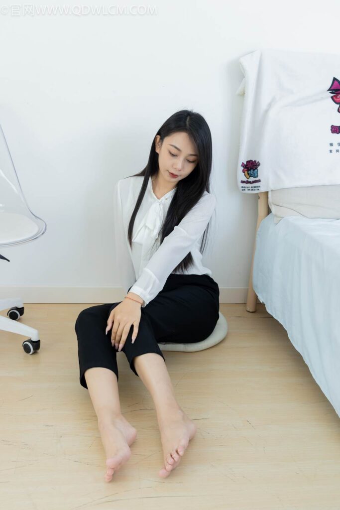 物戀傳媒 NO.2451 嵐嵐-高跟鞋、短肉絲、裸足、剪指甲劇情[160P/1V/4.76GB]插圖3