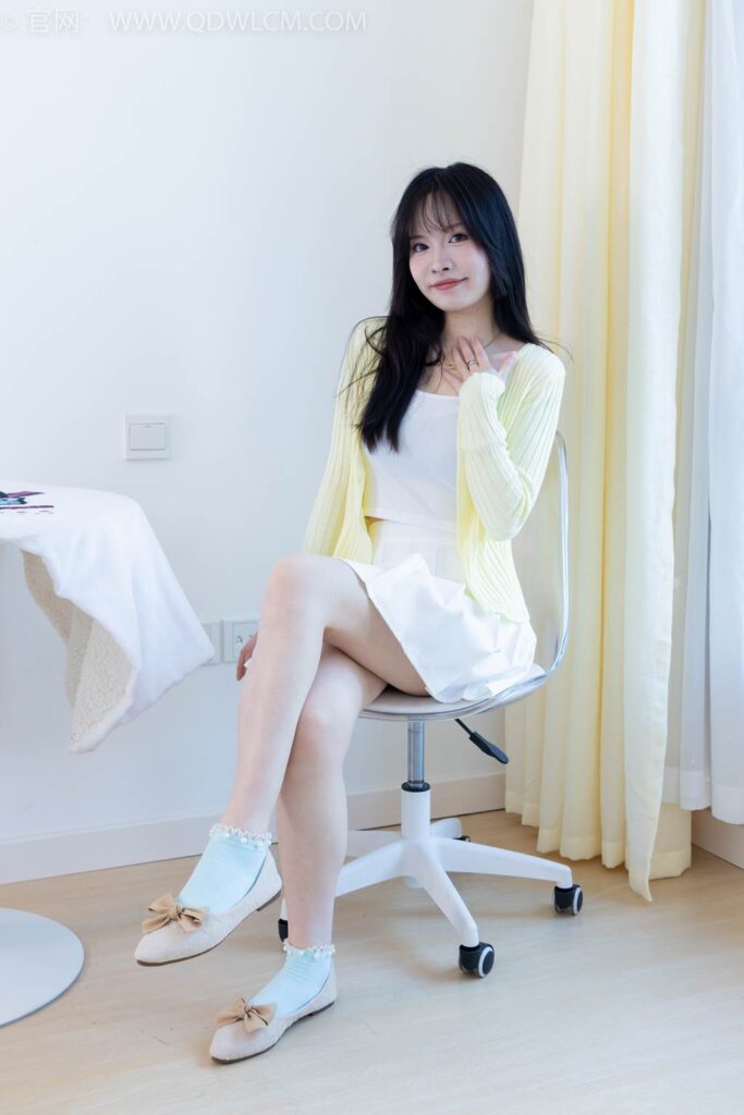 物戀傳媒 NO.2457 小酒-平底鞋、淺藍(lán)色短棉襪[158P/1V/4.39GB]插圖2