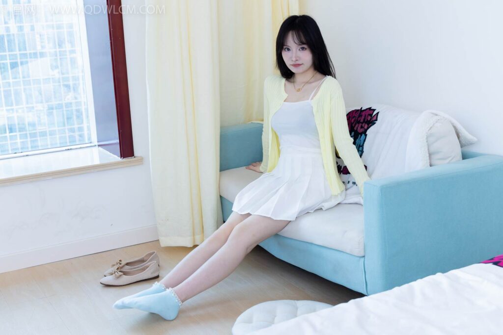 物戀傳媒 NO.2457 小酒-平底鞋、淺藍(lán)色短棉襪[158P/1V/4.39GB]插圖