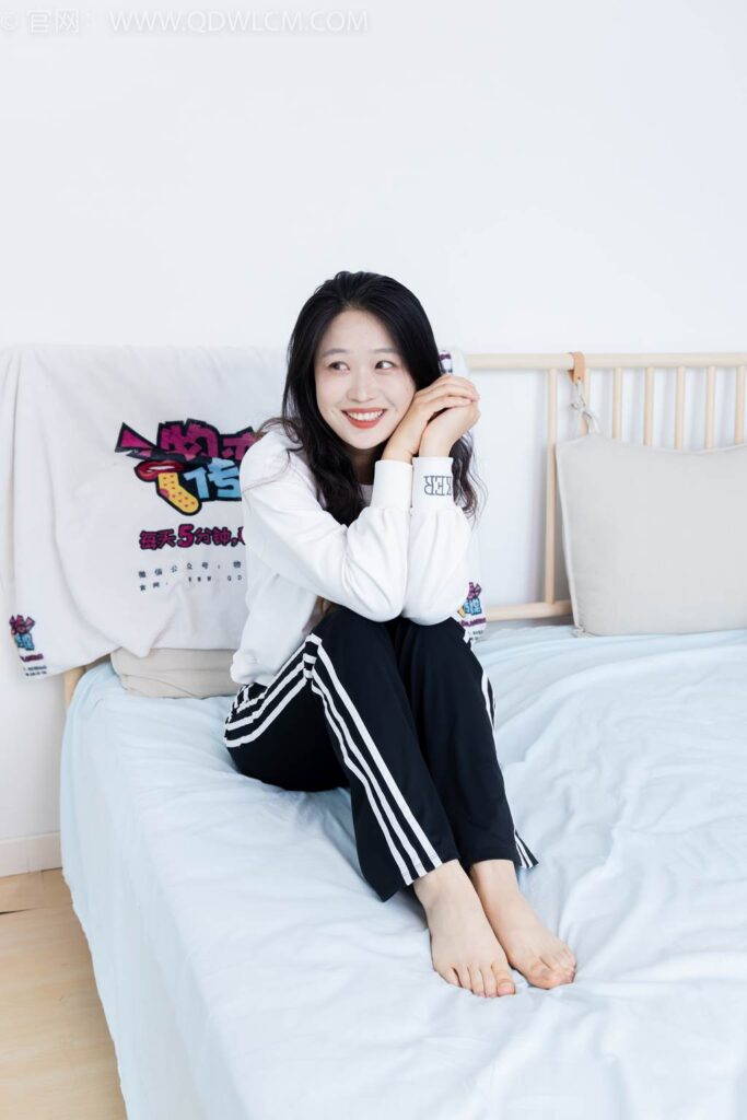 物戀傳媒 NO.2458 小紫-運(yùn)動鞋、白短棉襪、裸足[150P/1V/3.38GB]插圖3