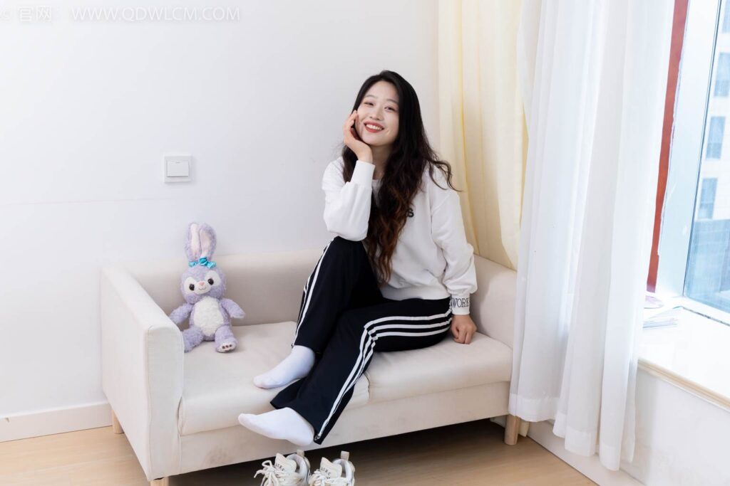 物戀傳媒 NO.2458 小紫-運(yùn)動鞋、白短棉襪、裸足[150P/1V/3.38GB]插圖2