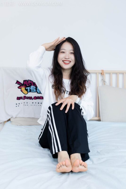 物戀傳媒 NO.2458 小紫-運(yùn)動鞋、白短棉襪、裸足[150P/1V/3.38GB]-無料攝影圈