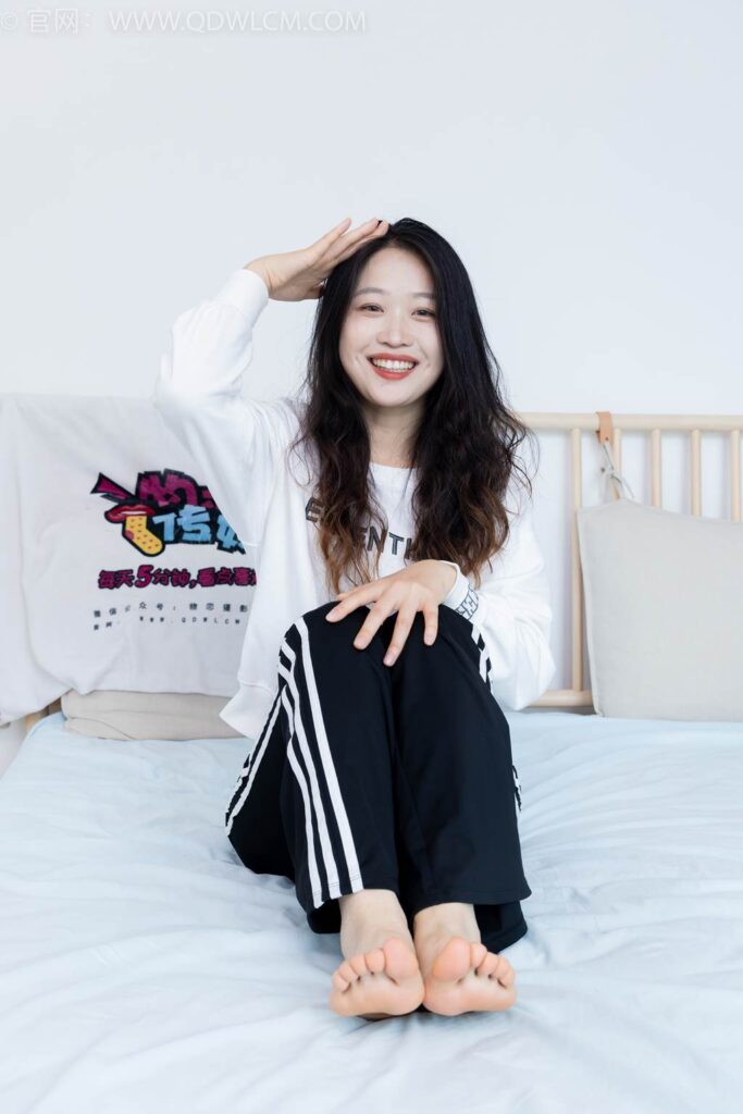 物戀傳媒 NO.2458 小紫-運(yùn)動鞋、白短棉襪、裸足[150P/1V/3.38GB]插圖