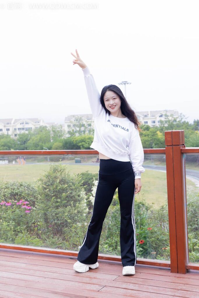 物戀傳媒 NO.2458 小紫-運(yùn)動鞋、白短棉襪、裸足[150P/1V/3.38GB]插圖1