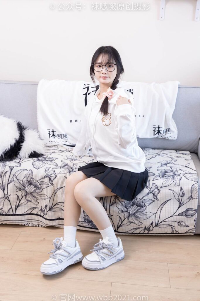 [BoBoSocks襪啵啵]NO.368 甜甜圈-運(yùn)動(dòng)鞋、白棉襪、油亮肉絲[160P/1V/5.72GB]插圖2