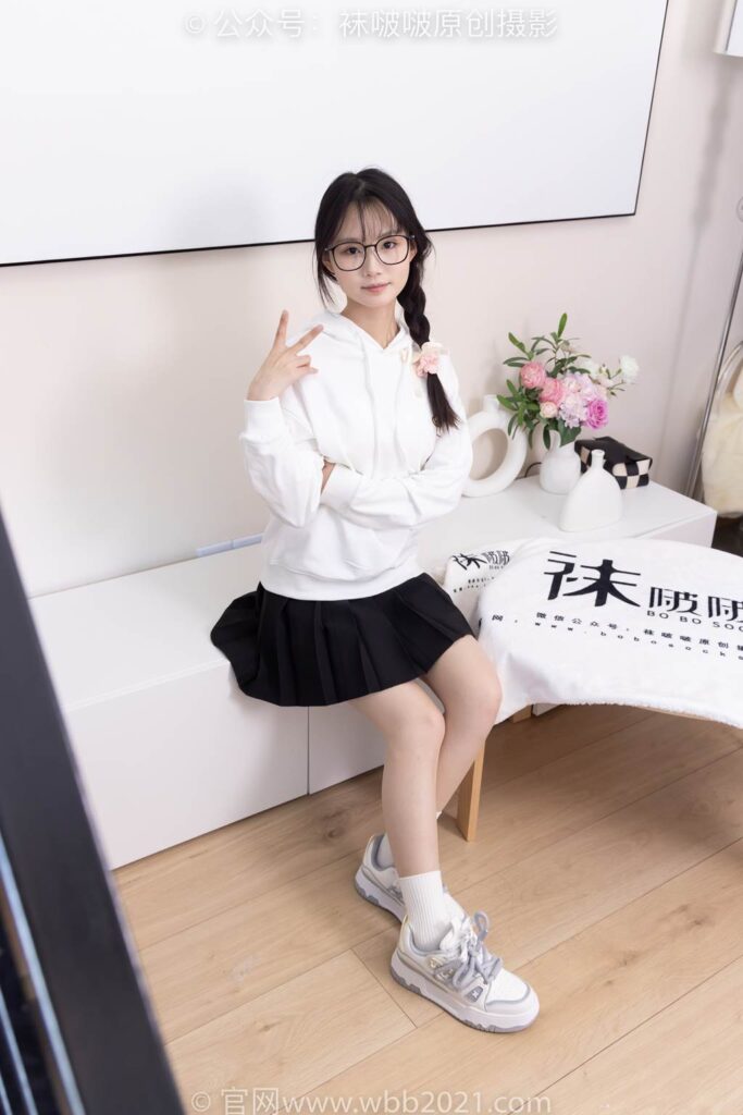 [BoBoSocks襪啵啵]NO.368 甜甜圈-運(yùn)動(dòng)鞋、白棉襪、油亮肉絲[160P/1V/5.72GB]插圖1