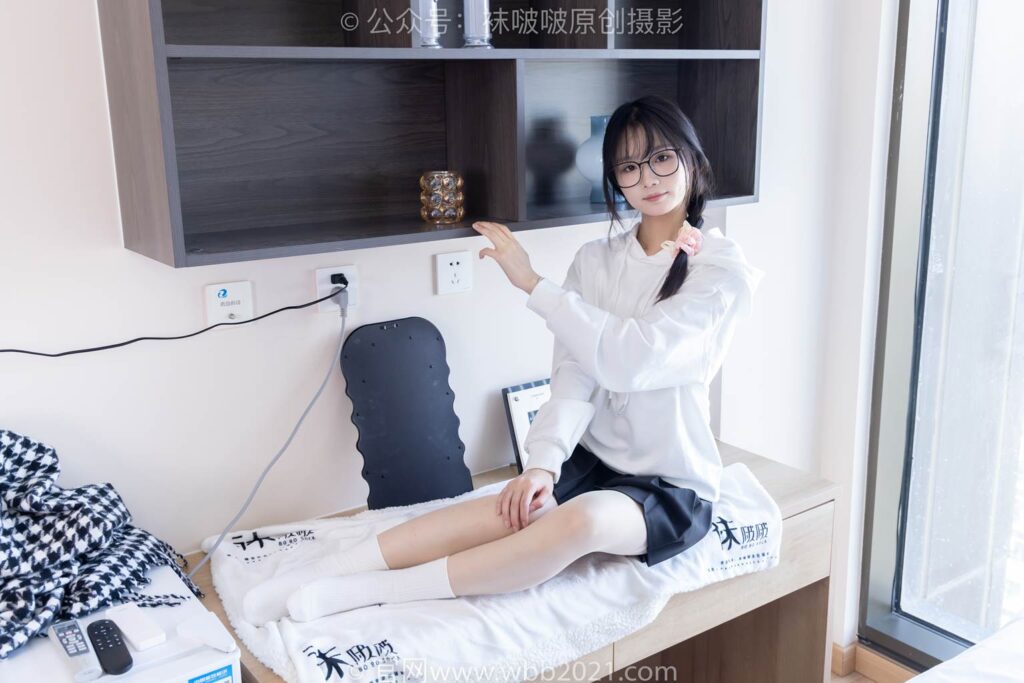 [BoBoSocks襪啵啵]NO.368 甜甜圈-運(yùn)動(dòng)鞋、白棉襪、油亮肉絲[160P/1V/5.72GB]插圖3