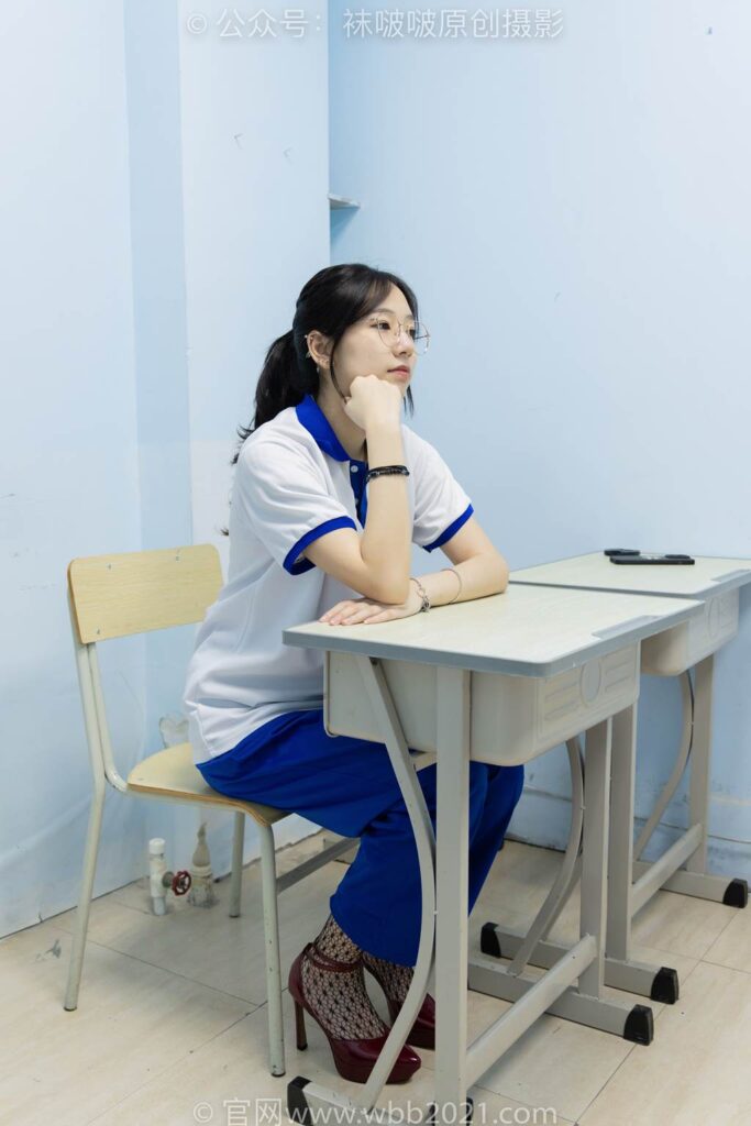 [BoBoSocks襪啵啵]NO.375 小甜豆-高跟鞋、黑色蕾絲網(wǎng)襪、校服褲里絲[160P/1V/7.68GB]插圖1