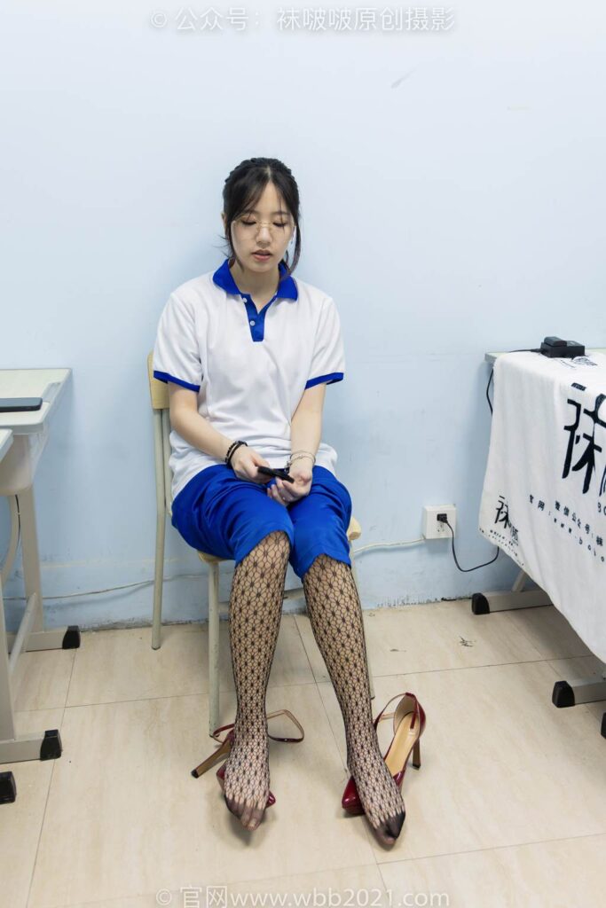 [BoBoSocks襪啵啵]NO.375 小甜豆-高跟鞋、黑色蕾絲網(wǎng)襪、校服褲里絲[160P/1V/7.68GB]插圖3