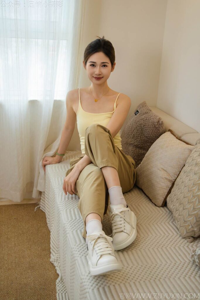 足愉心 NO.052 沐晴（搭配：白色吊帶、棕色長褲、白色絲襪、運動鞋、裸足）[115P/2V/13.9GB]插圖1