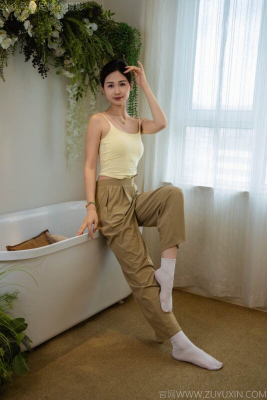 足愉心 NO.052 沐晴（搭配：白色吊帶、棕色長(zhǎng)褲、白色絲襪、運(yùn)動(dòng)鞋、裸足）[115P/2V/13.9GB]-無料攝影圈