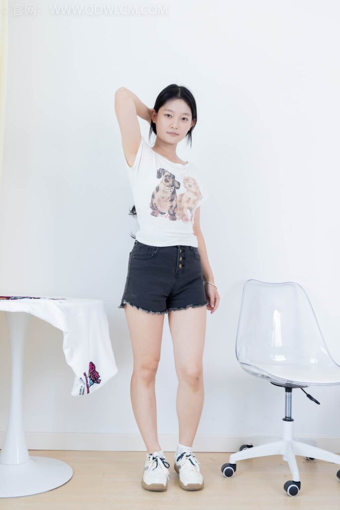 物戀傳媒 NO.2470 芙芙-運(yùn)動(dòng)鞋、白棉襪、裸足[150P/1V/3.22GB]插圖1