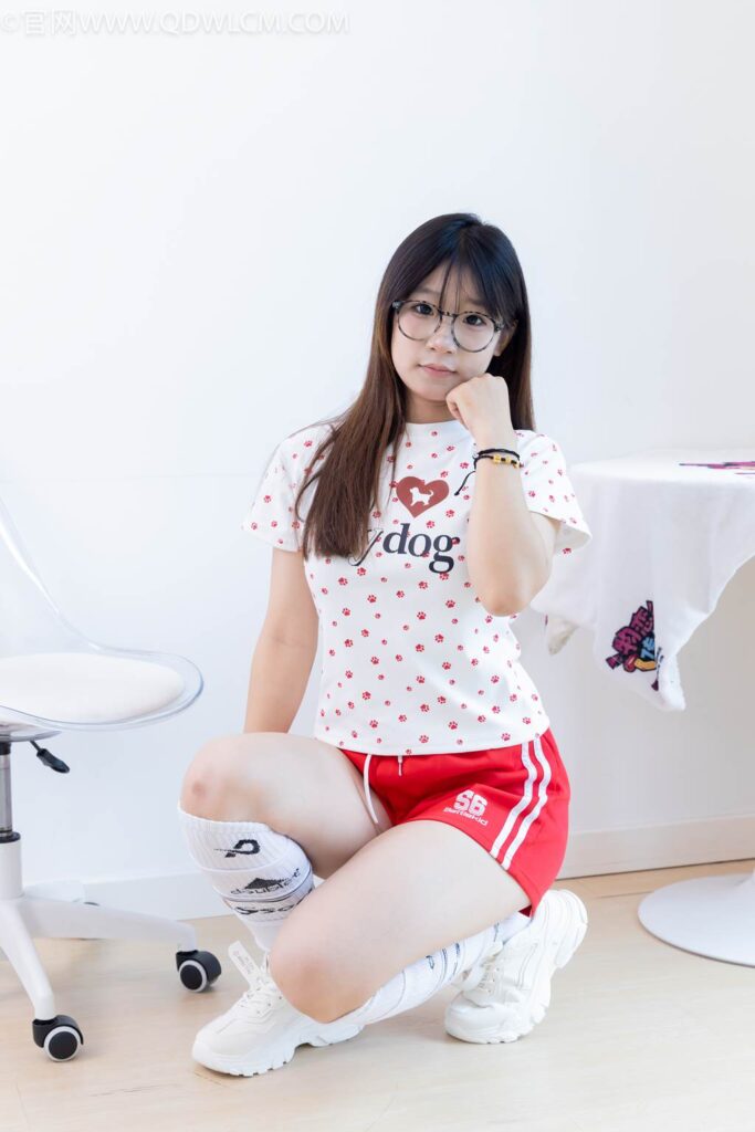 物戀傳媒 NO.2482 小可-運(yùn)動(dòng)鞋、白棉襪、裸足[165P/1V/3.61GB]插圖3