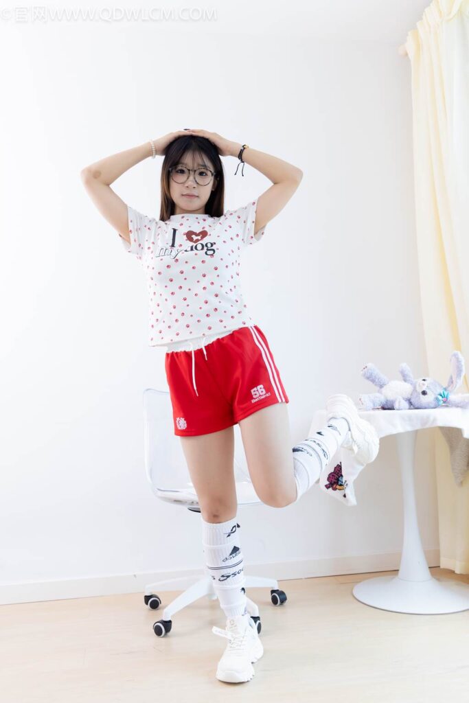 物戀傳媒 NO.2482 小可-運(yùn)動(dòng)鞋、白棉襪、裸足[165P/1V/3.61GB]插圖