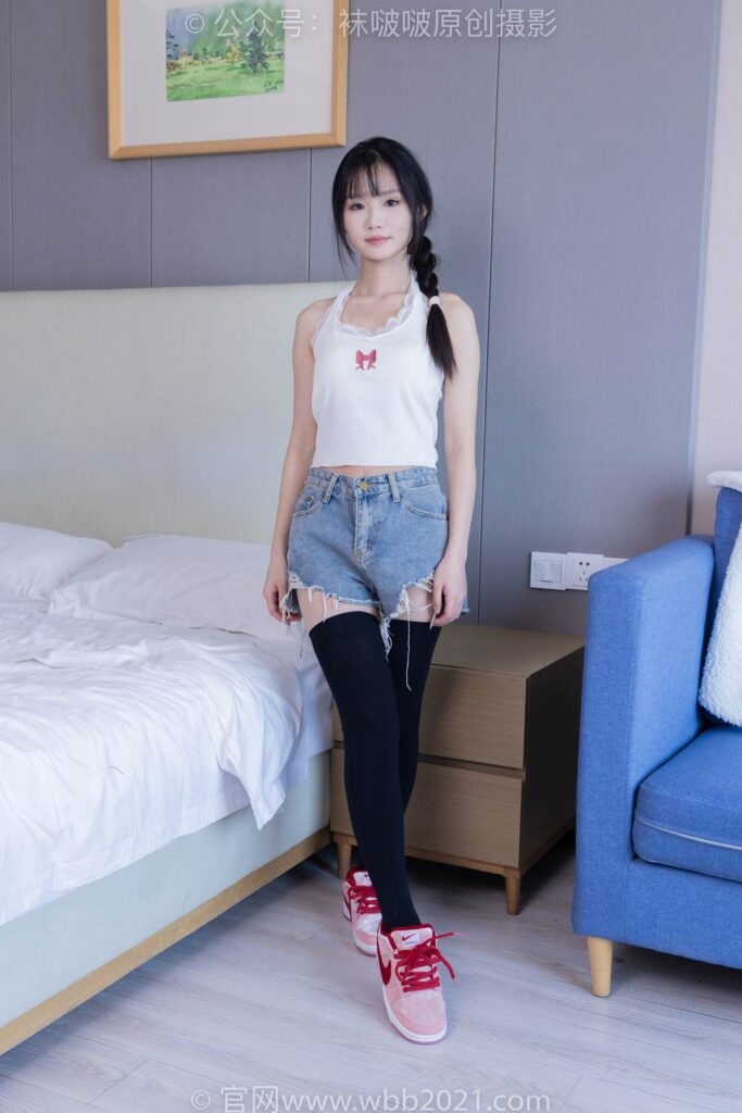 [BoBoSocks襪啵啵]NO.390 甜甜圈-板鞋、厚黑絲大腿襪、厚白絲大腿襪[148P/1V/6.19GB]插圖1