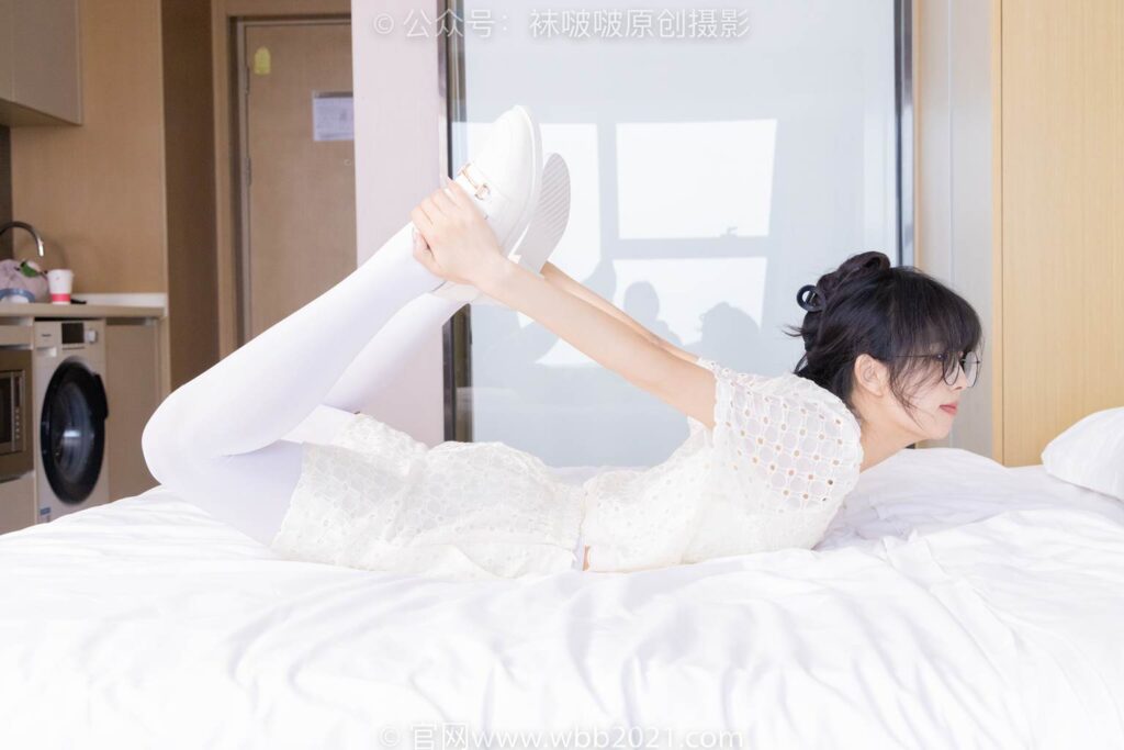 [BoBoSocks襪啵啵]NO.421 奶油-皮鞋、厚白絲、瑜伽動(dòng)作時(shí)老頭樂撓腳劇情[140P/1V/6.20GB]插圖3